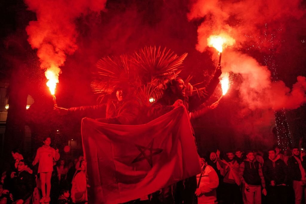 Người dân Morocco xuống đường ăn mừng sau chiến tích của đội nhà 6 Người dân Morocco xuống đường ăn mừng sau chiến tích của đội nhà 6